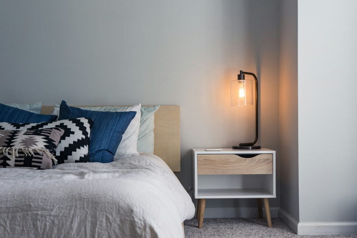 Slaapkamer met verduisterend rolgordijn voor het raam
