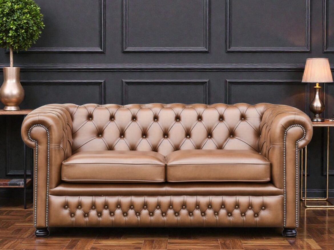 Cognackleurige leren Chesterfield bank in een woonkamer met donkere wanden