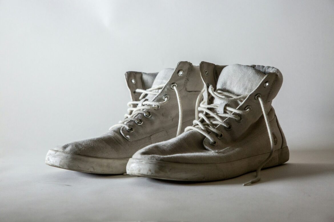 Leren sneakers en schoenen naast elkaar
