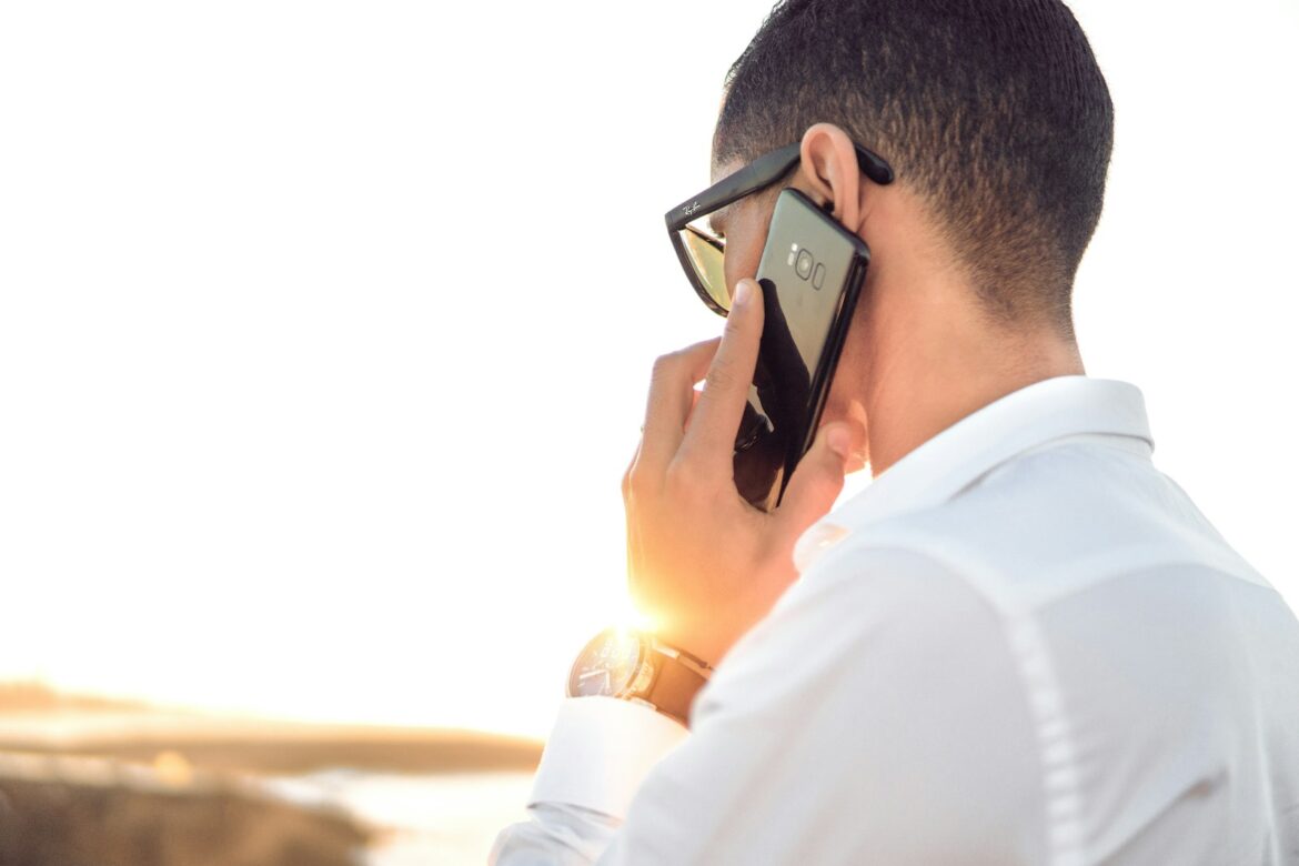 Een man belt met zijn mobiele telefoon