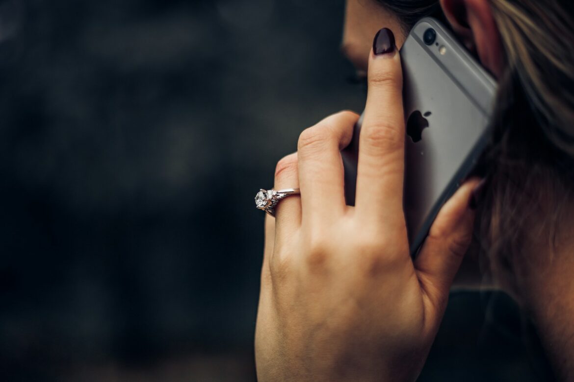 Iemand voert een telefoongesprek op een smartphone