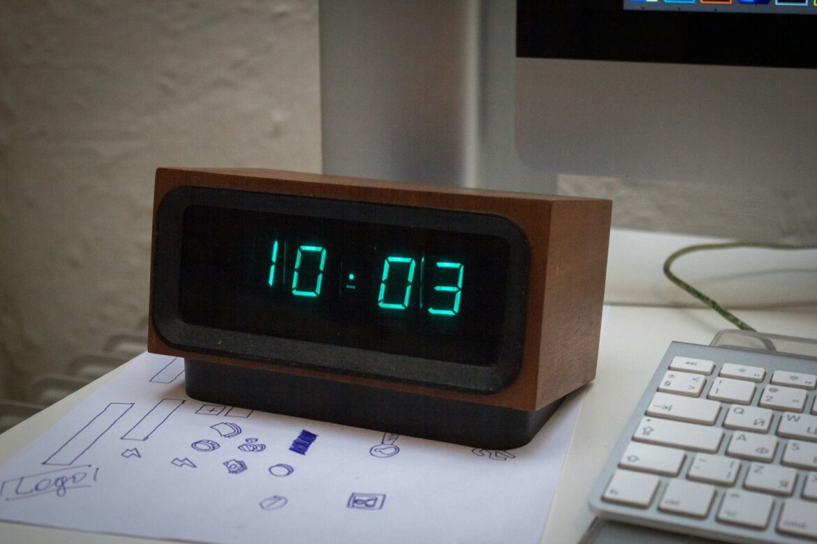 Digitale klok op een bureau