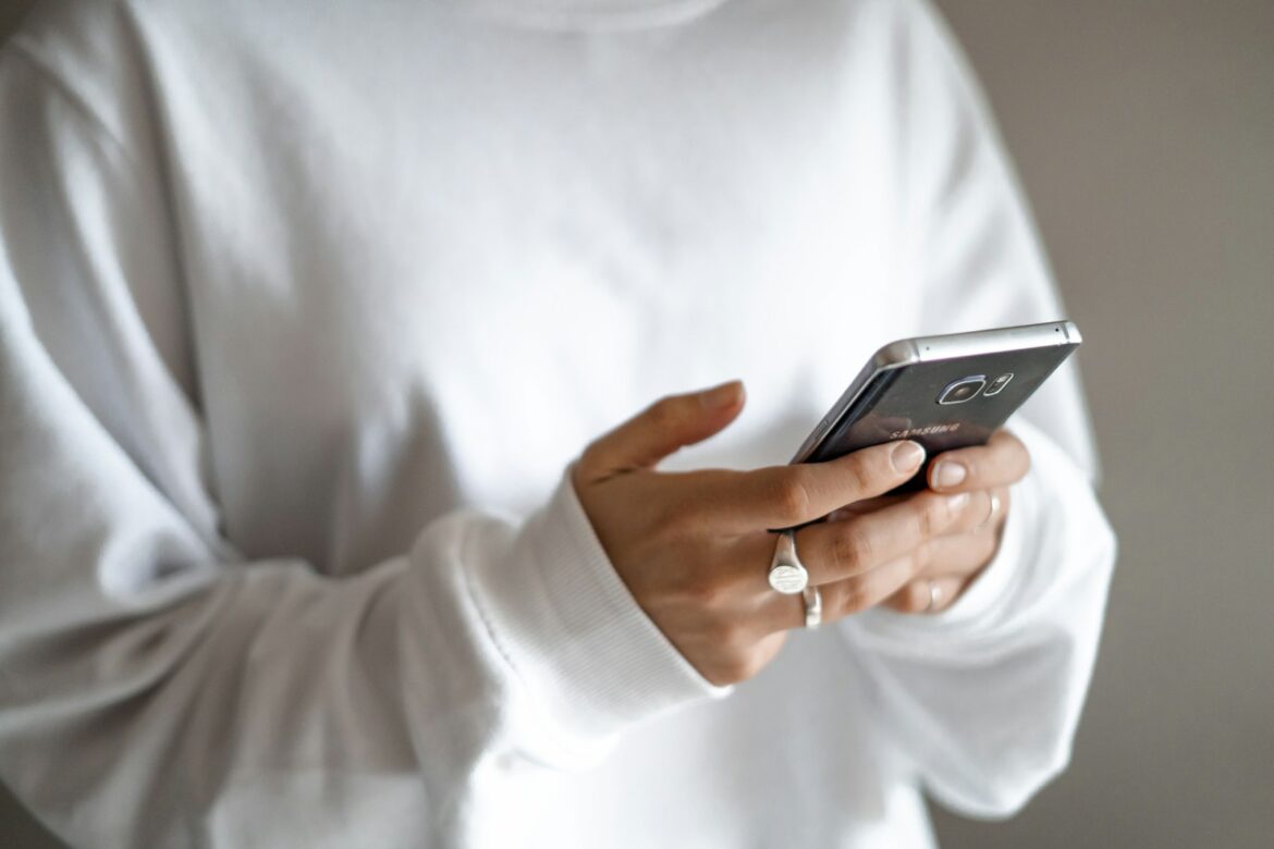 Een smartphone in de hand tijdens het controleren van een oproep