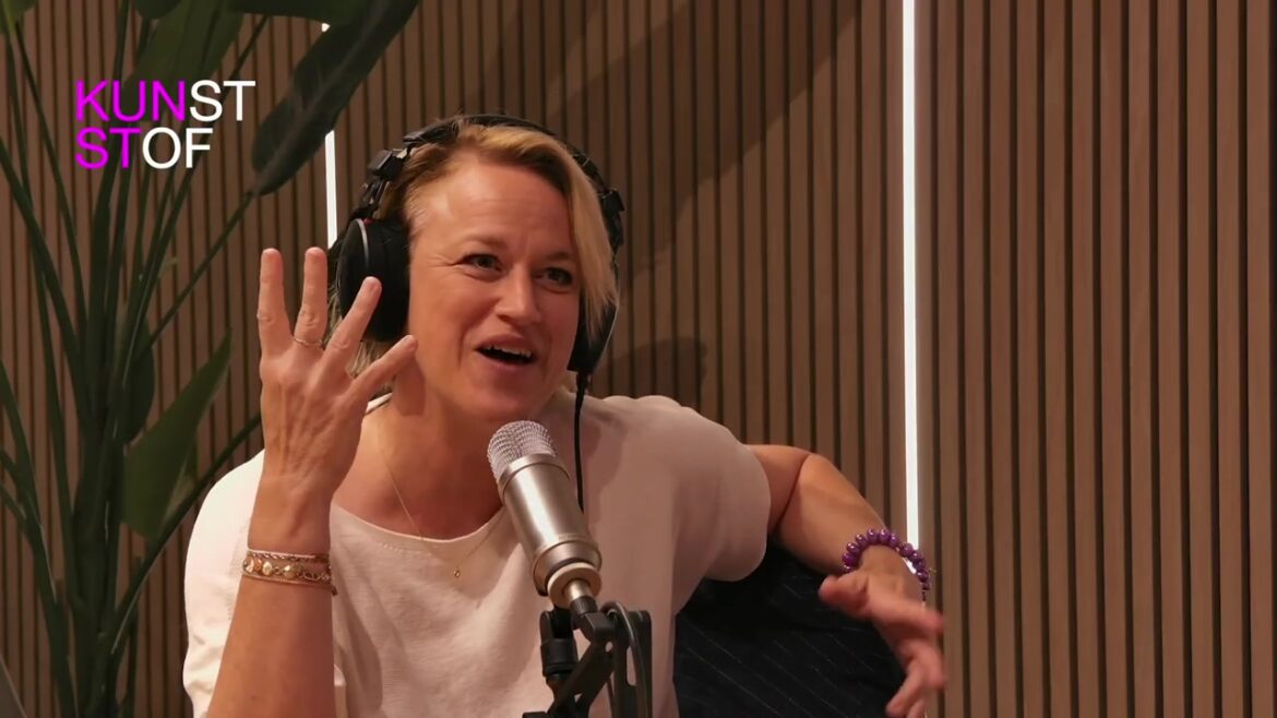 NOS-presentatrice Afke Boven in gesprek in een radiostudio