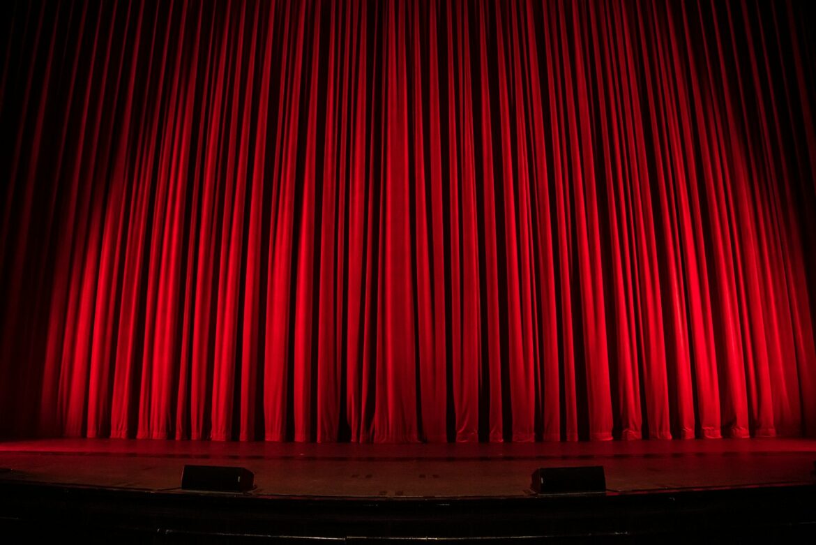 Rood theatergordijn op een podium