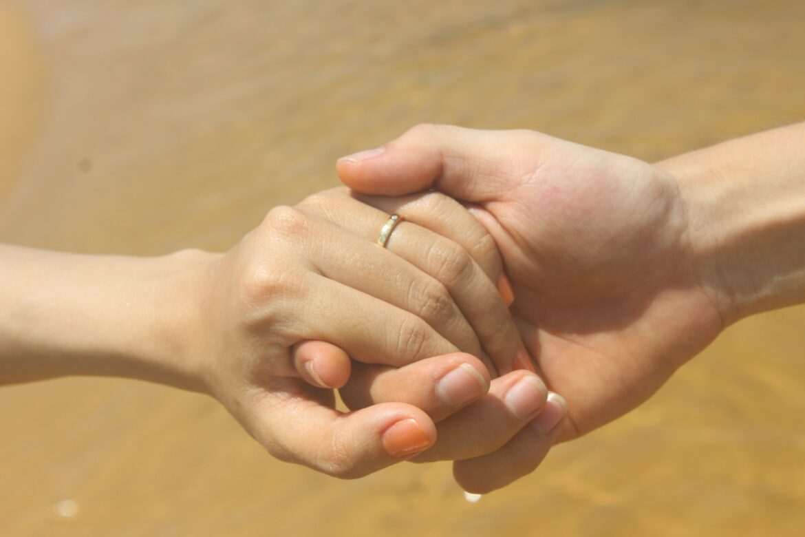 Verliefd stel hand in hand in natuurlijk licht