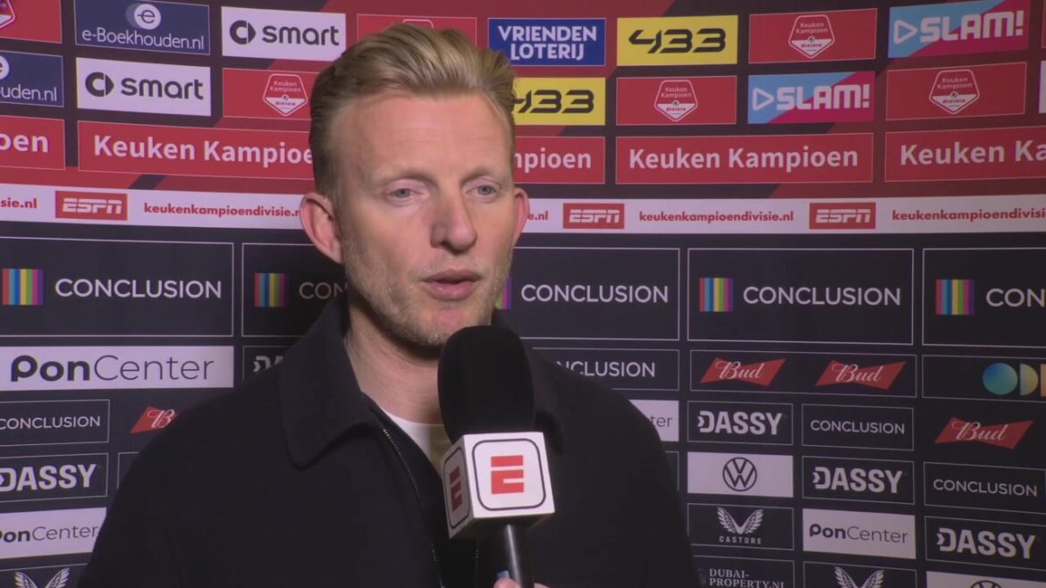 Dirk Kuyt geeft een interview voor een sponsorwand