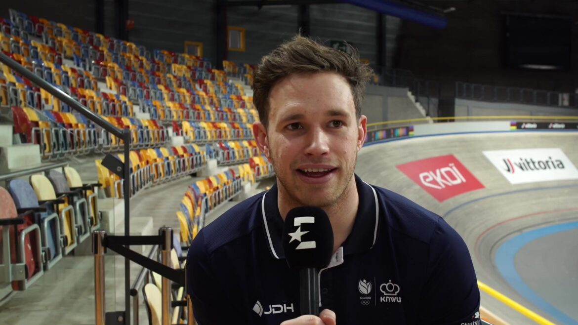Harrie Lavreysen in een interview bij de wielerbaan