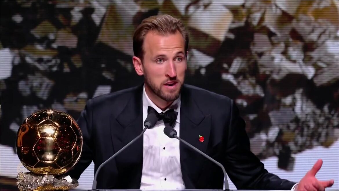 Harry Kane geeft zijn speech naast de Ballon d'Or