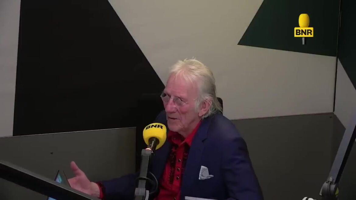 Freek de Jonge in de radiostudio van BNR