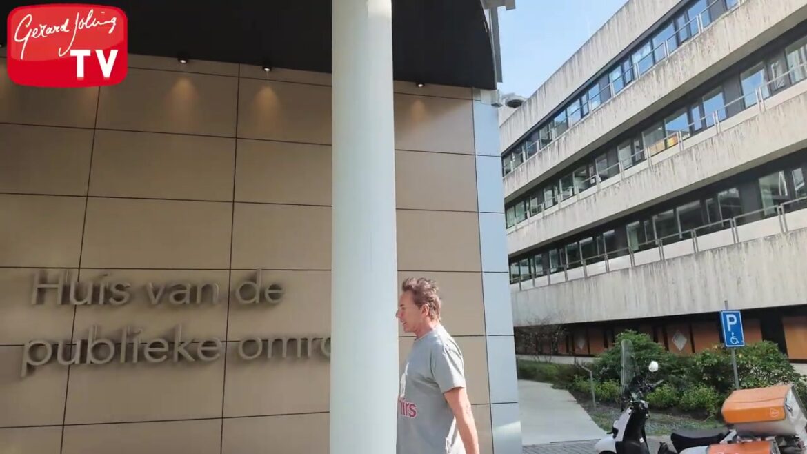 Gerard Joling bij het Huis van de publieke omroep in Hilversum