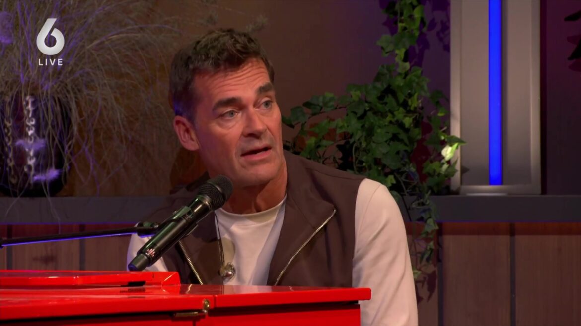 Jeroen van der Boom aan de piano in een televisiestudio