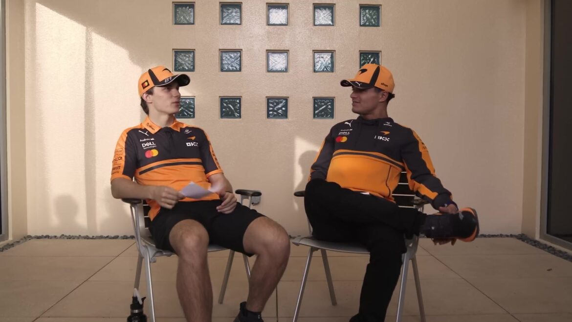 Oscar Piastri en Lando Norris in McLaren-kleding tijdens een interview van het team