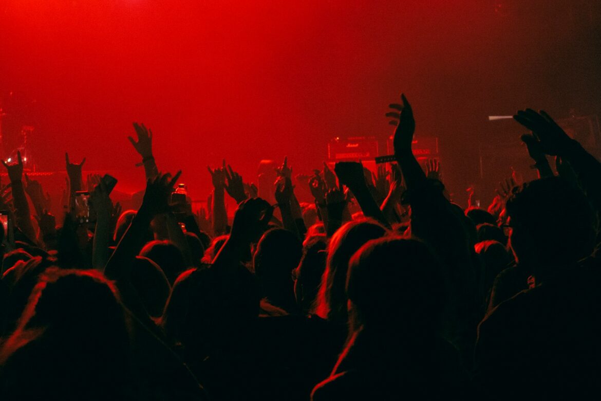 Een concert in een volle concertzaal