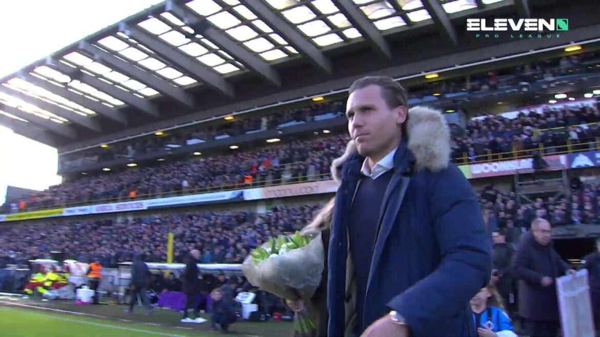 Ruud Vormer met bloemen in het stadion van Club Brugge bij zijn huldiging in 2023