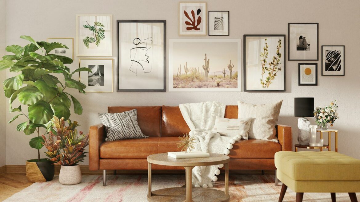 Bank met een gallery wall van posters en lijsten erachter