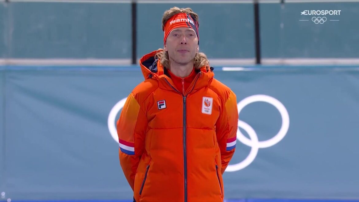 Jorrit Bergsma in oranje TeamNL-jas op het Olympisch podium in Milaan