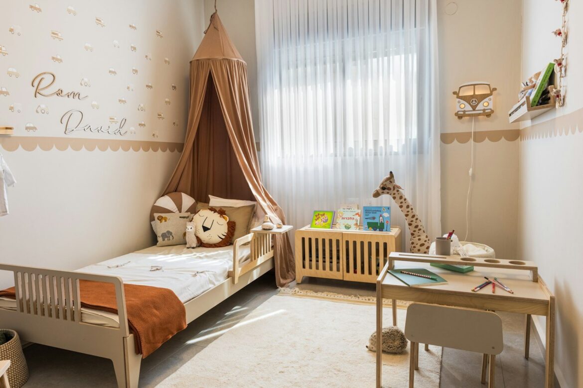 Sfeervolle kinderkamer met houten bed en bureau