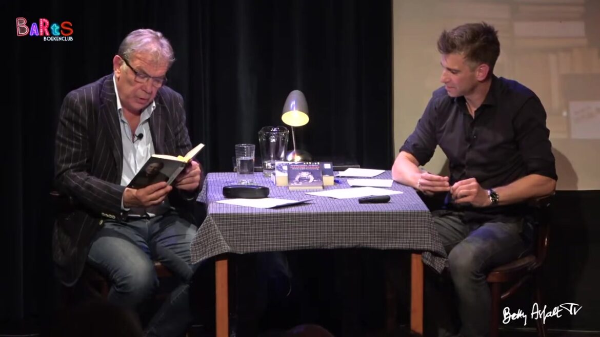 Maarten Spanjer leest voor uit zijn boek Geluk is een herinnering tijdens een boekengesprek