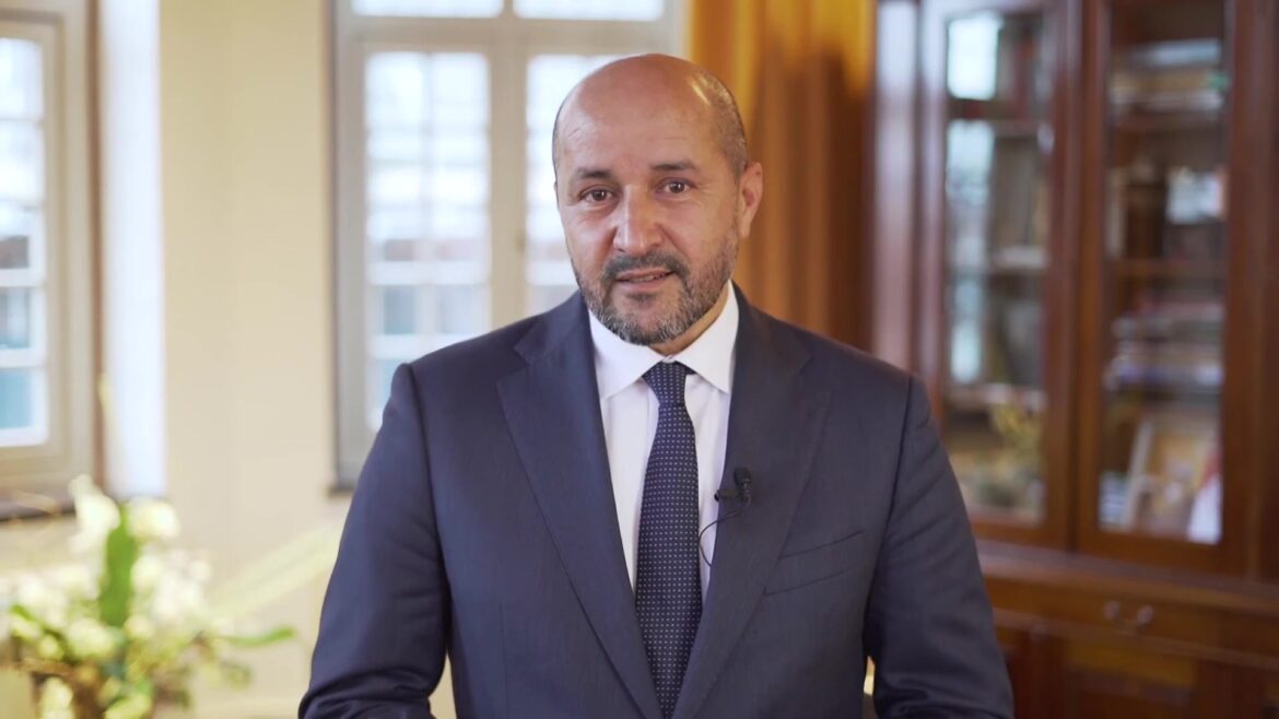 Burgemeester Ahmed Marcouch van Arnhem in pak in zijn werkkamer