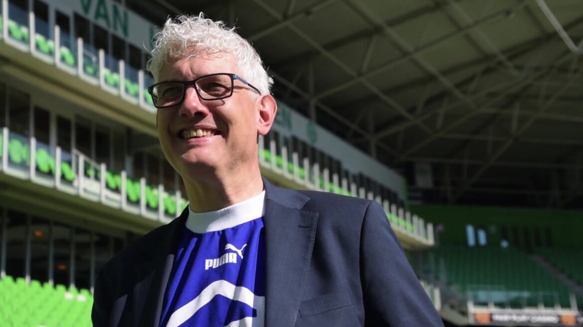 Burgemeester Marco Out van Assen in het stadion van FC Groningen