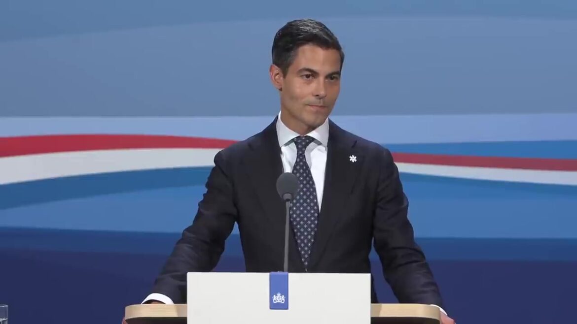 Minister-president Rob Jetten achter het spreekgestoelte tijdens de persconferentie na de ministerraad