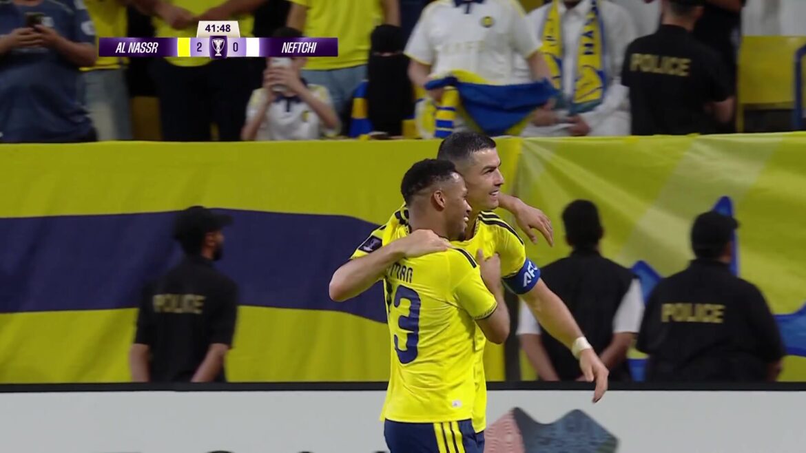 Cristiano Ronaldo viert een doelpunt in het shirt van Al Nassr