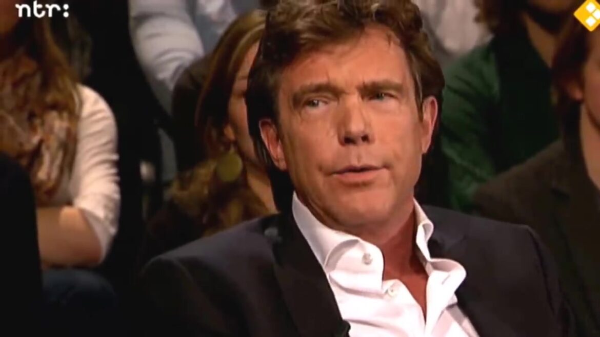 John de Mol in gesprek tijdens een uitzending van College Tour