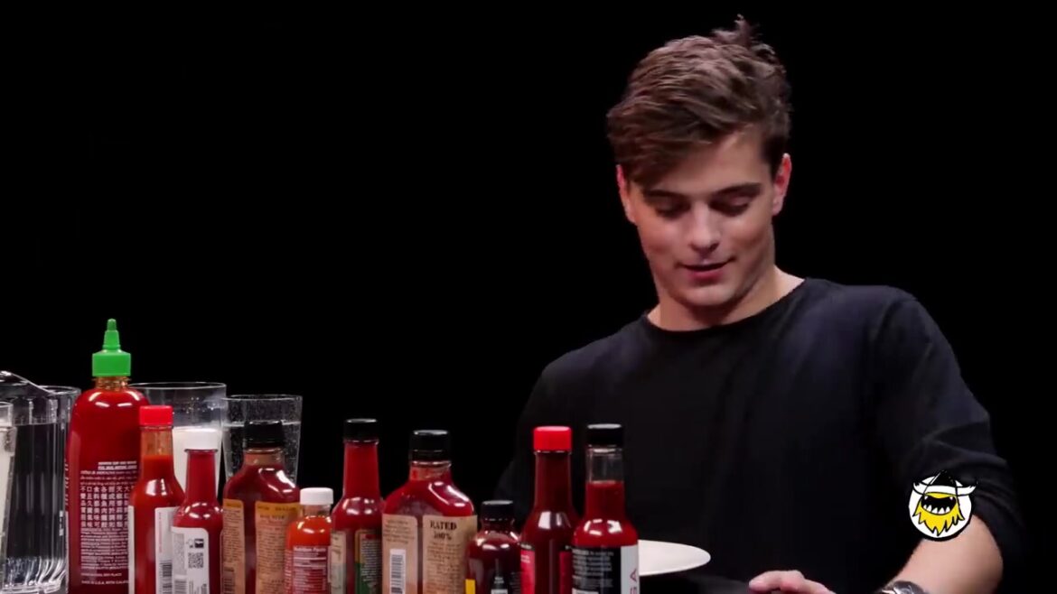 Martin Garrix aan tafel tijdens een interview