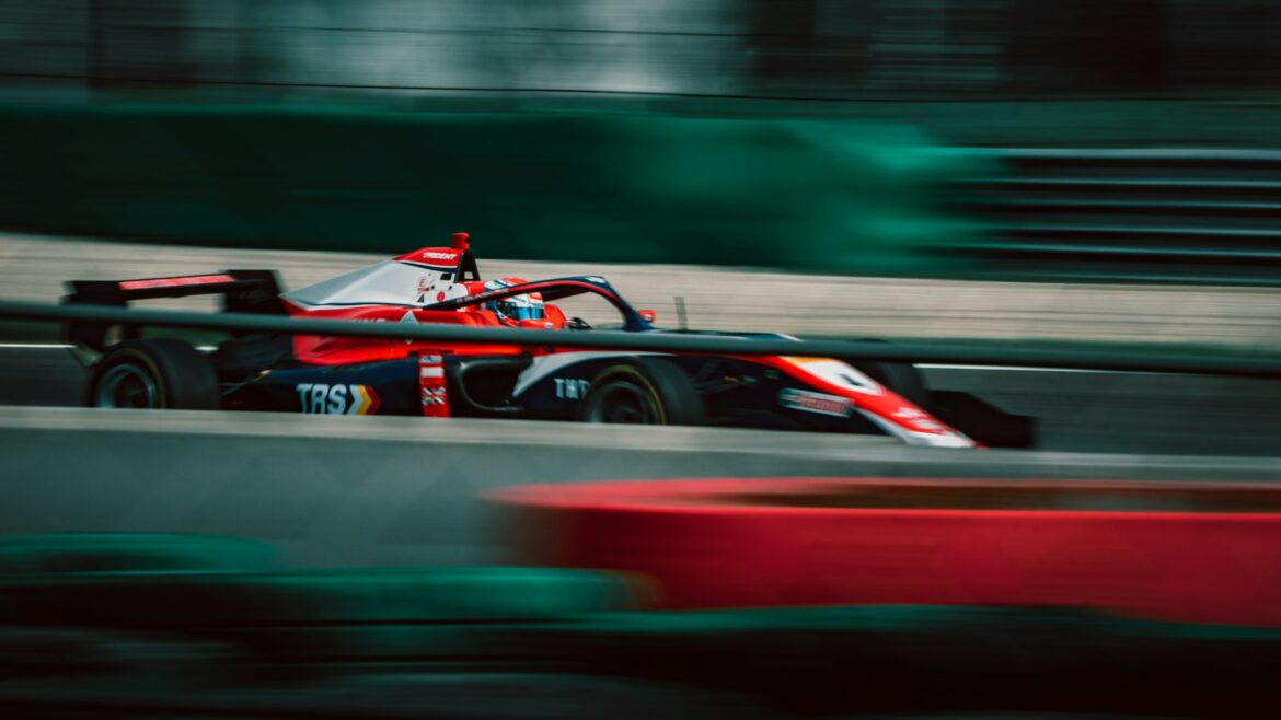 Formule 1-auto op het circuit