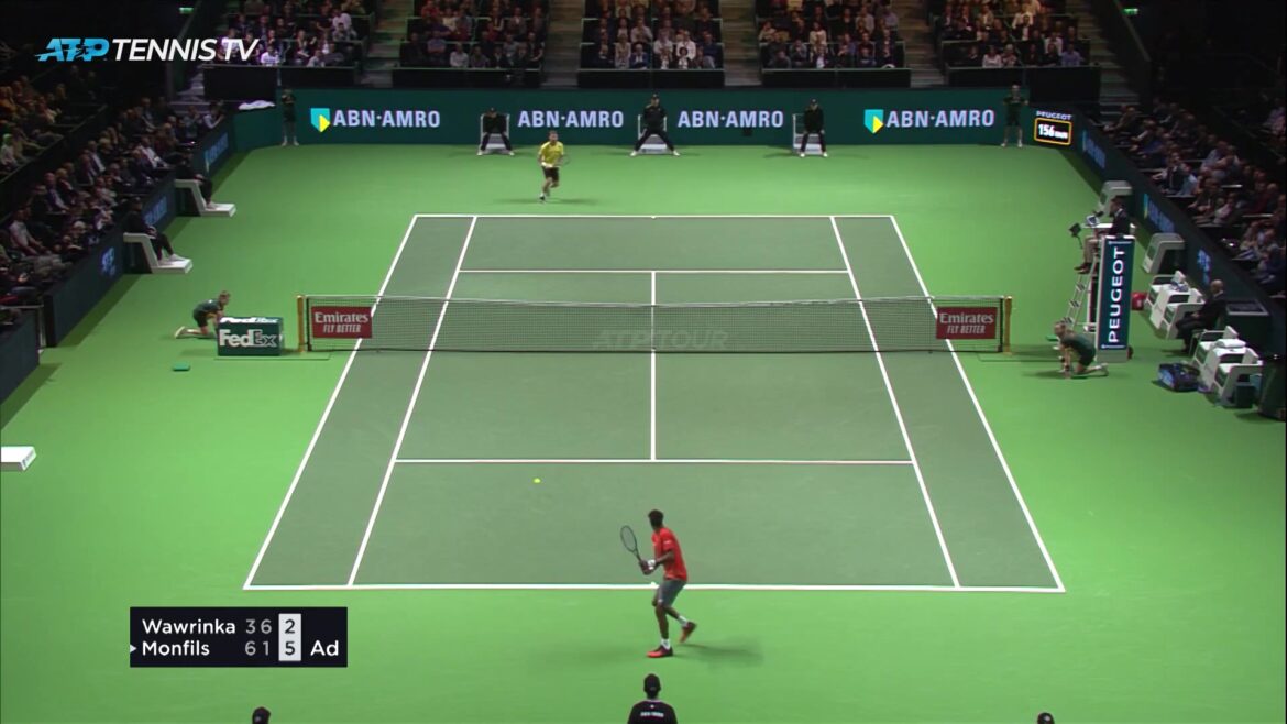 Gaël Monfils in een rood shirt tegen Stan Wawrinka in de finale van het ABN AMRO-toernooi in Rotterdam