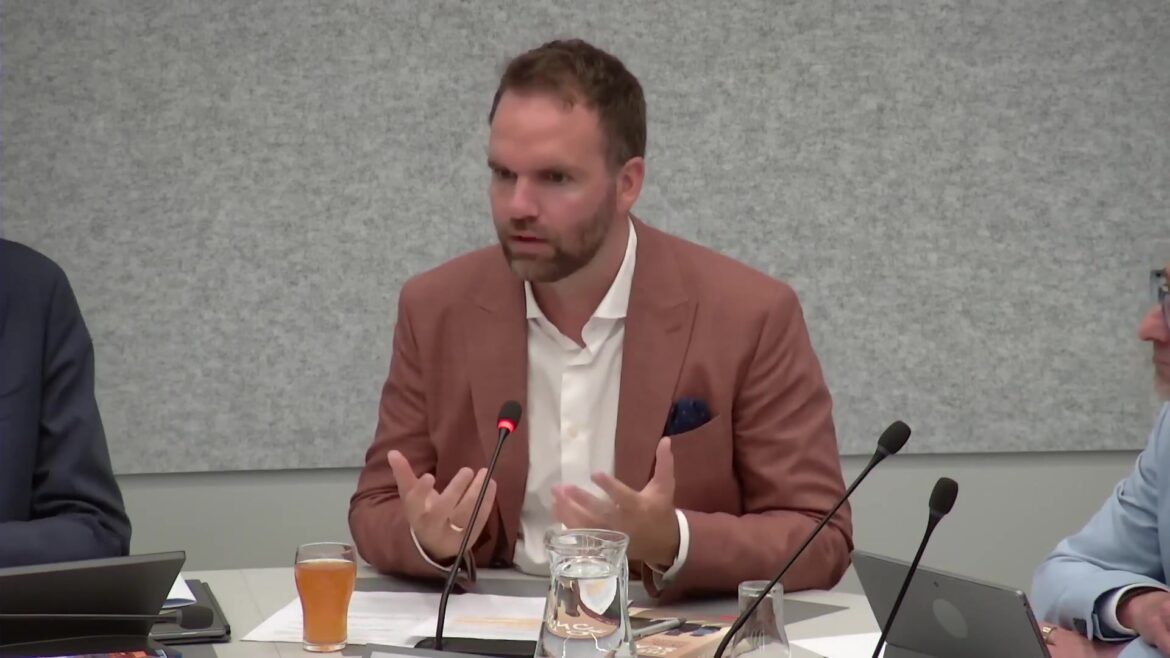 Derk Boswijk aan het woord tijdens een debat over de defensie-industrie