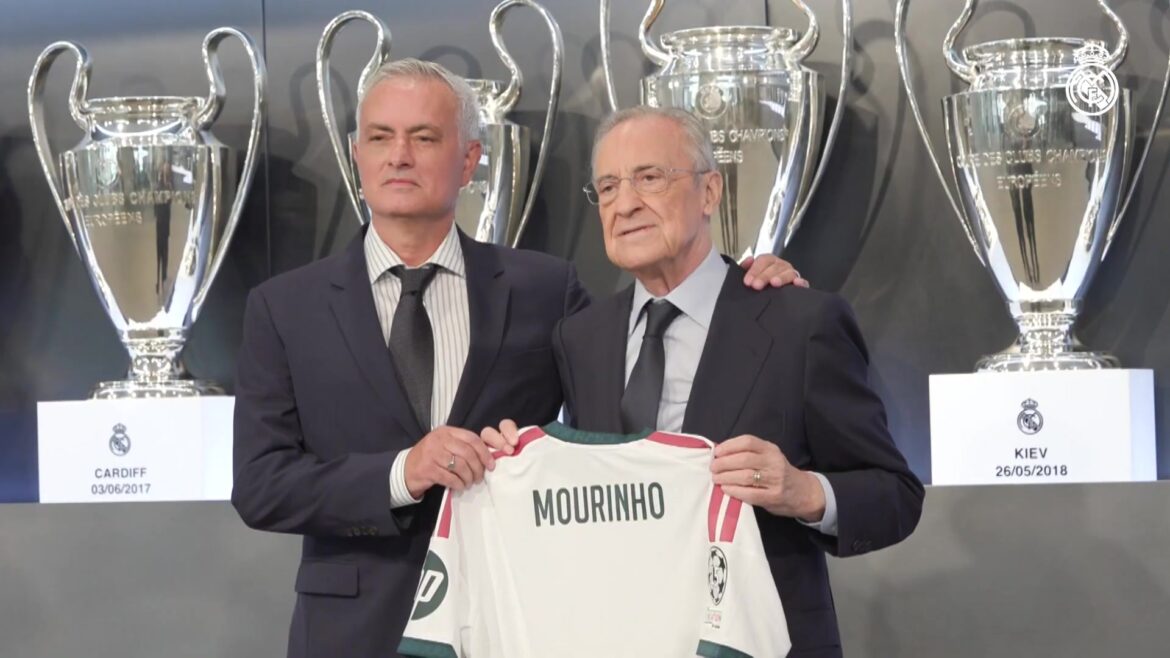 José Mourinho en Florentino Pérez met een shirt bij zijn presentatie bij Real Madrid in 2026