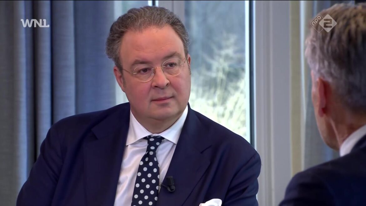 Sven Kockelmann tijdens zijn interview met premier Dick Schoof in Café Kockelmann