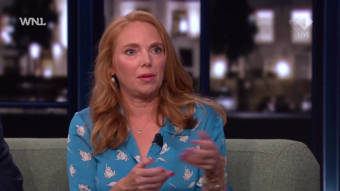 Willemijn Aerdts aan tafel in een tv-studio