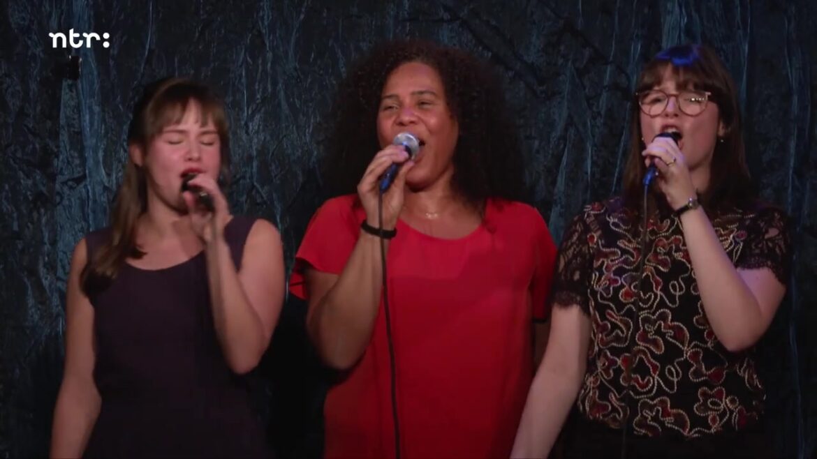 Anna Serierse zingt met Lilian Vieira en Nina Rompa op het podium