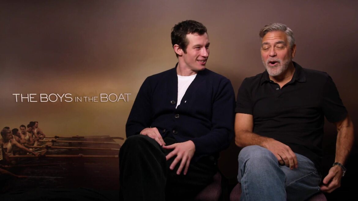 Callum Turner naast George Clooney bij een interview over The Boys in the Boat
