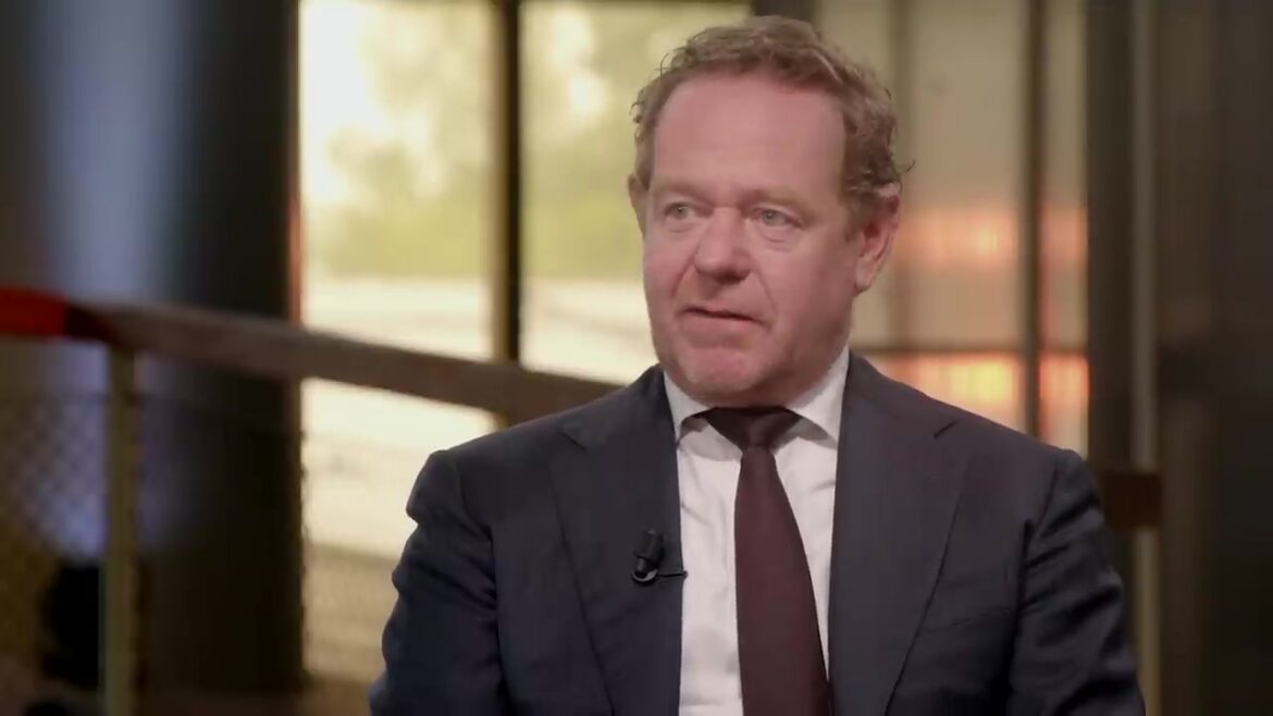 Minister David van Weel van Justitie en Veiligheid in een televisie-interview