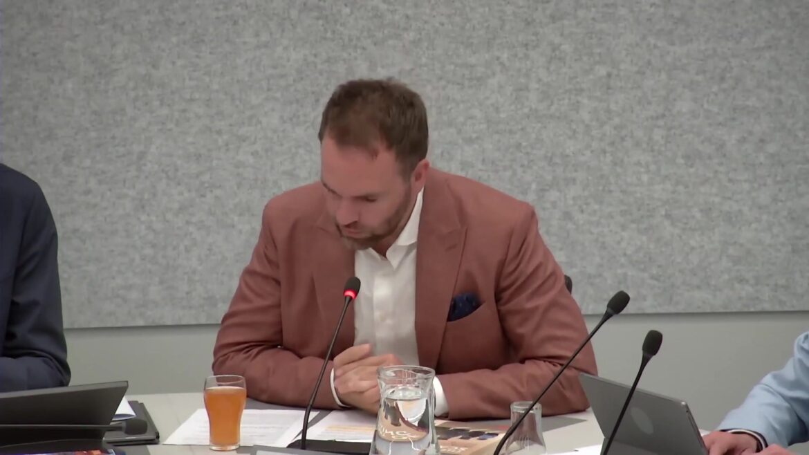 Derk Boswijk aan het woord tijdens een debat over Defensie