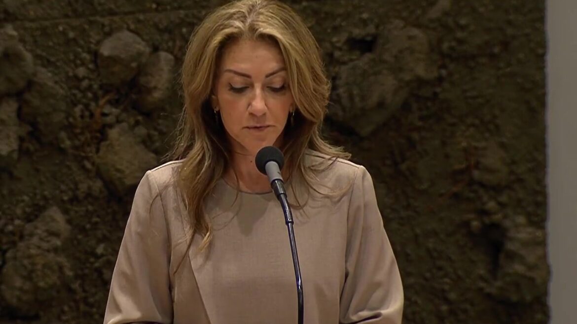 Minister Dilan Yeşilgöz spreekt in de Tweede Kamer tijdens het debat over de defensiebegroting