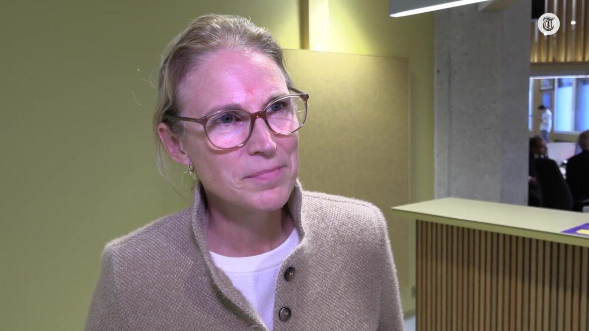 Minister Elanor Boekholt-O'Sullivan in gesprek met De Telegraaf in de Tweede Kamer