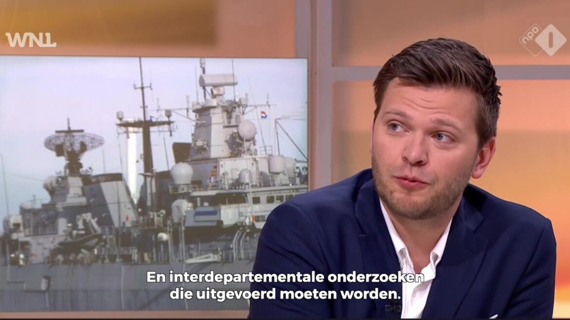 Harmen Krul aan tafel in een televisiestudio