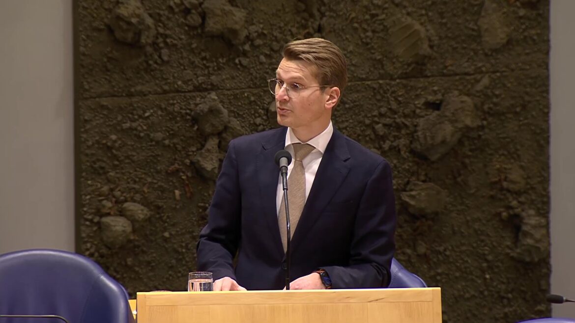 Minister Jaimi van Essen van Landbouw spreekt in de Tweede Kamer