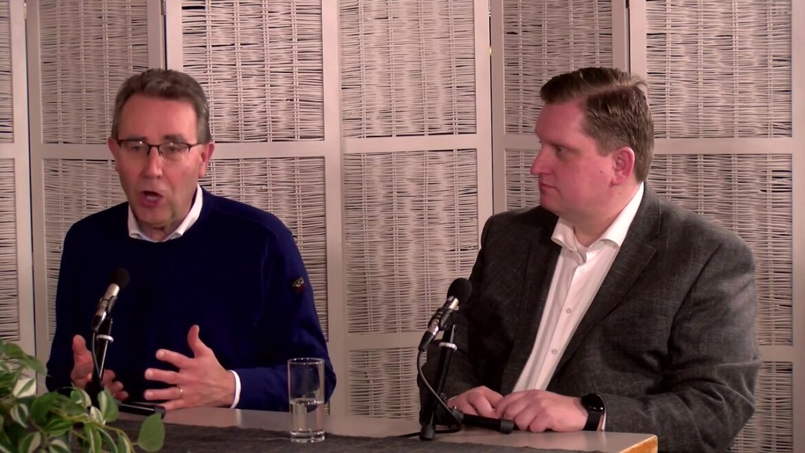 Burgemeester Jan Pierik (links) in gesprek bij RTV Borne