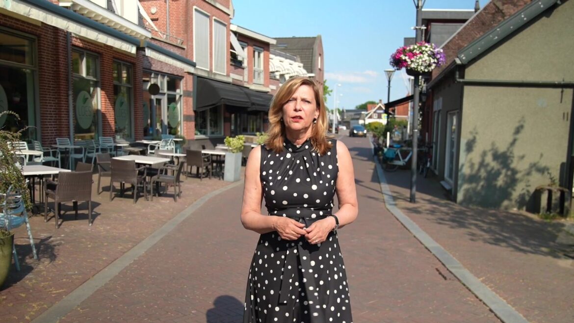 Burgemeester Margreet van Driel in een straat in Papendrecht