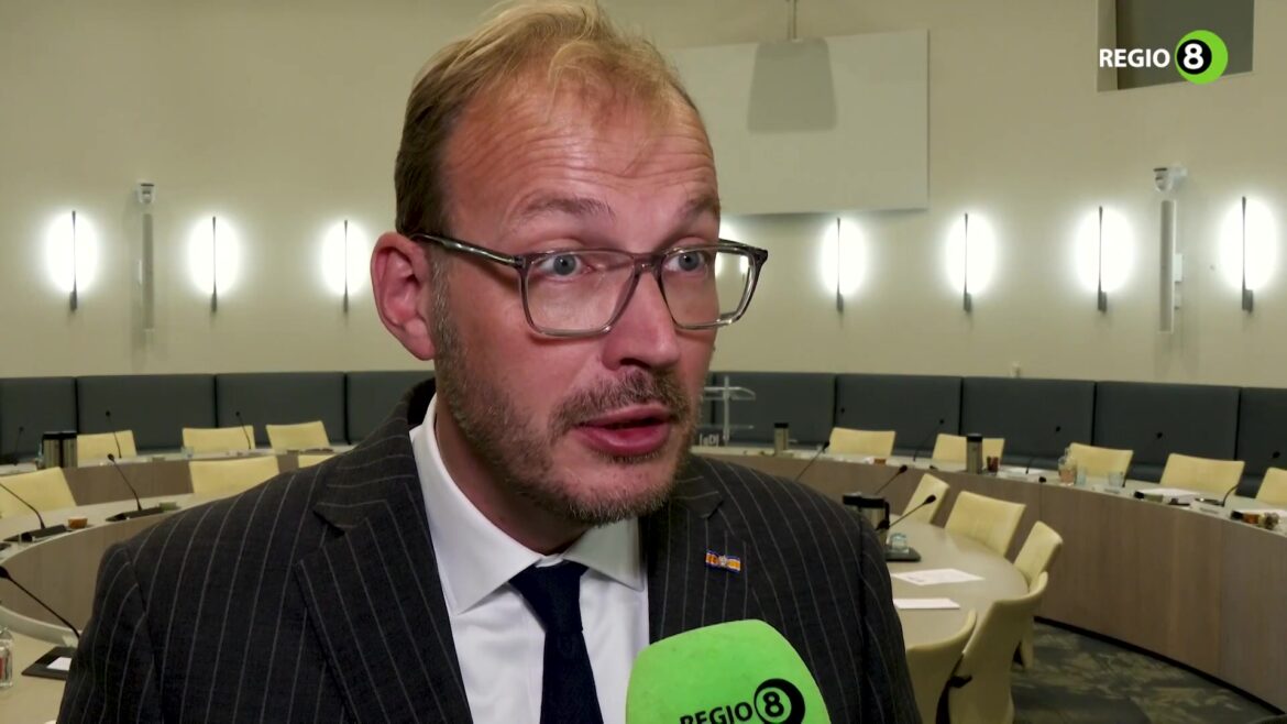Burgemeester Mark Boumans in de raadszaal van Doetinchem