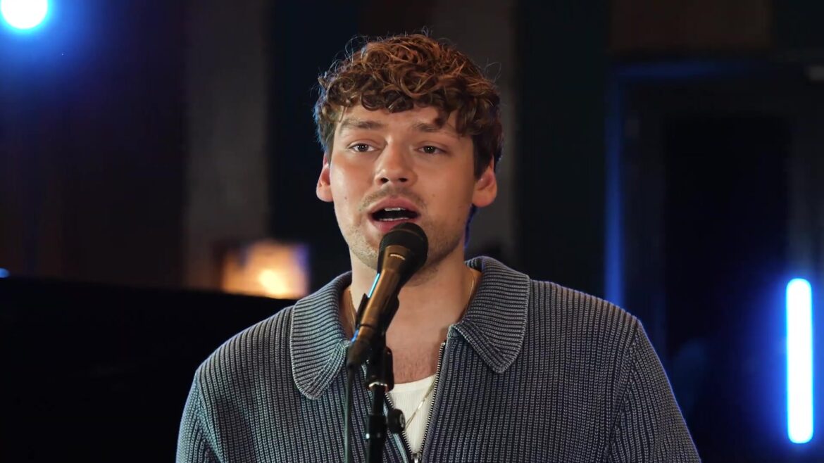 Soy Kroon zingt een lied uit de musical Voor Haar