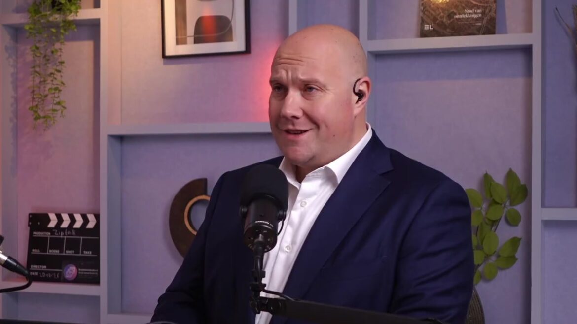 Minister Thierry Aartsen in gesprek in de studio van ZiPTalk