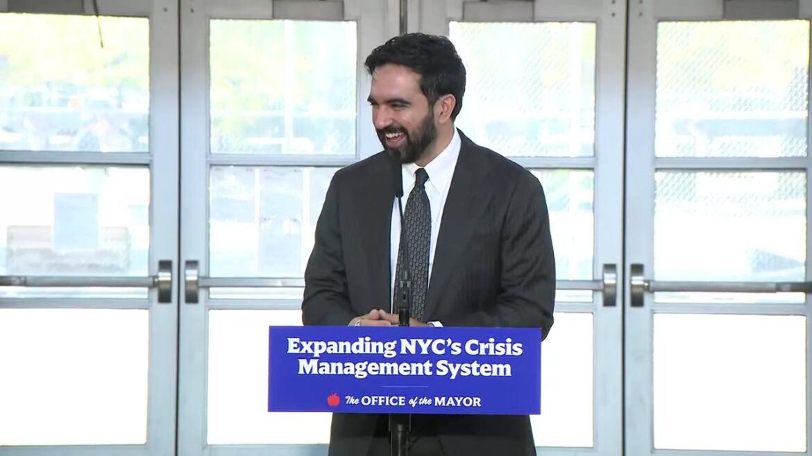Burgemeester Zohran Mamdani tijdens een persconferentie in New York