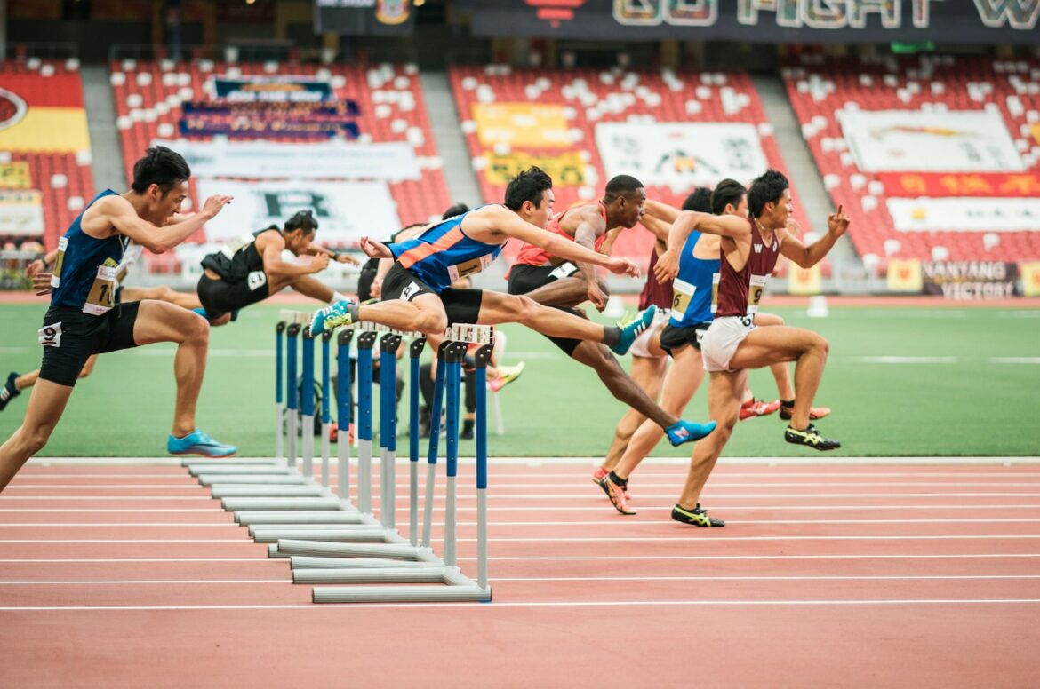 Atletiekbaan met hordes in de ochtendzon